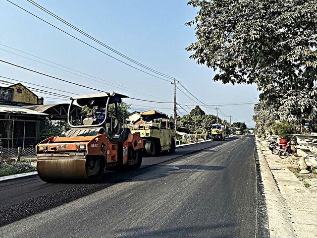Quốc lộ 14E còn vướng 58 hộ dân, nhiều đoạn chưa có mặt bằng khiến thi công không đồng bộ, tiến độ bị kéo lùi trước áp lực về đích năm 2026.