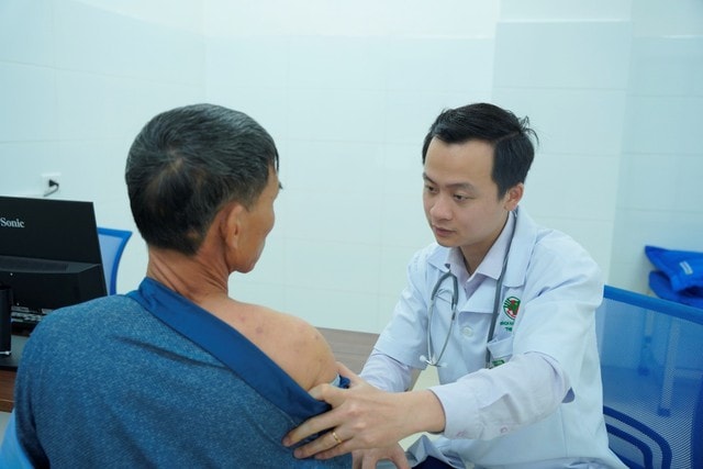 Bệnh viện ĐK TP Vinh triển khai Đơn vị chống đau - Khám, điều trị chuyên sâu các bệnh lý đau mạn tính, đau do bệnh lý thần kinh, cột sống, cơ xương khớp- Ảnh 6. Bệnh viện ĐK TP Vinh triển khai Đơn vị chống đau - Khám, điều trị chuyên sâu các bệnh lý đau mạn tính, đau do bệnh lý thần kinh, cột sống, cơ xương khớp- Ảnh 6.