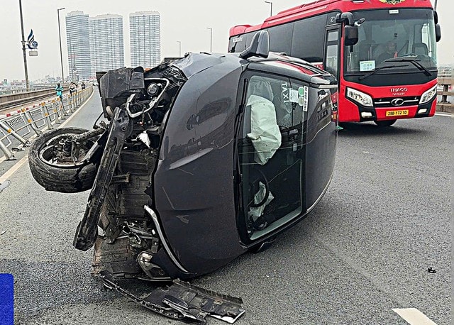 Ô tô 'toác đầu' trên cầu Nhật Tân do tài xế buồn ngủ- Ảnh 2.