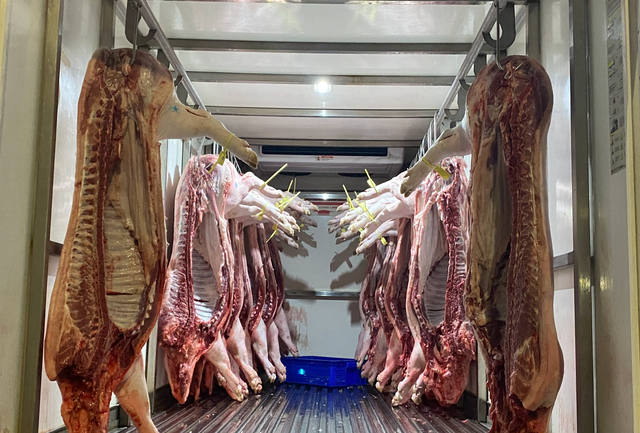 TPHCM siết an toàn thực phẩm từ khâu giết mổ đến bếp ăn- Ảnh 1.