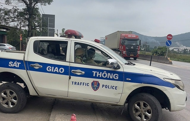 CSGT mở đường đưa bé co giật, tím tái đi cấp cứu kịp thời- Ảnh 1. CSGT mở đường đưa bé co giật, tím tái đi cấp cứu kịp thời- Ảnh 1.