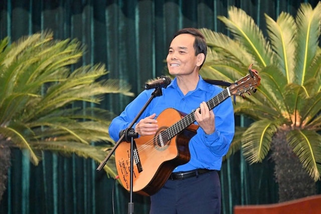Video Bí thư Thành ủy TPHCM Trần Lưu Quang ôm đàn hát tặng thanh niên- Ảnh 1.