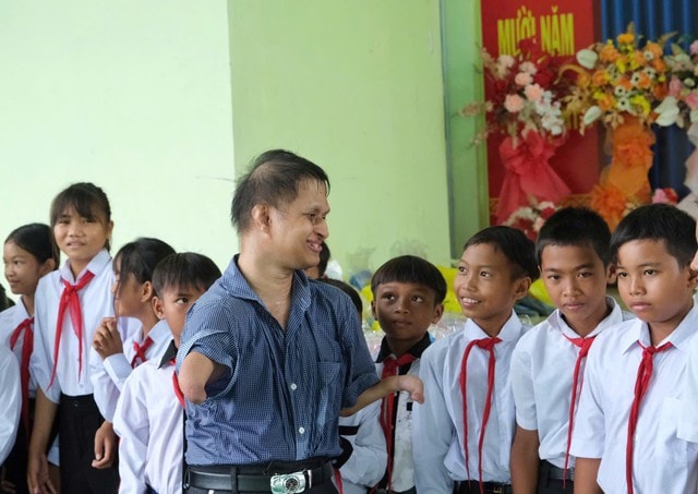 Chàng trai không có bàn tay, bàn chân và hành trình ‘đi qua mùa rẫy’- Ảnh 3.