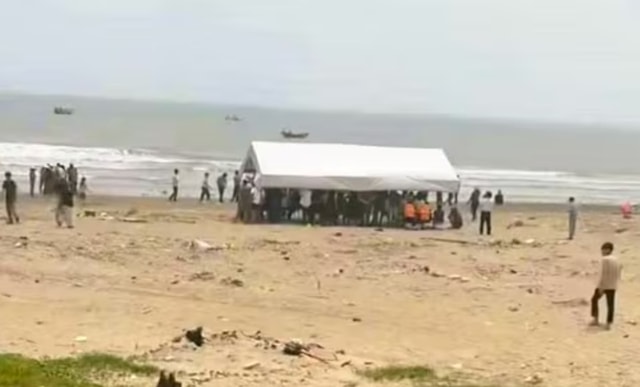 Hàng trăm người trắng đêm tìm kiếm hai bé trai mất tích khi đi tắm biển- Ảnh 2.