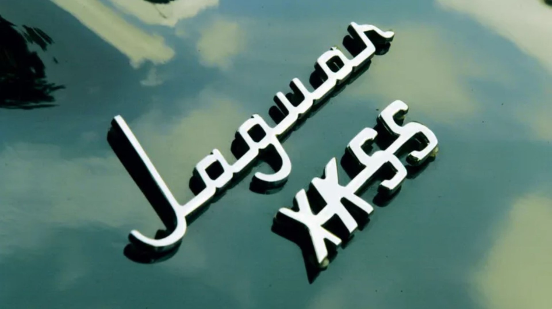 Logo Jaguar XKSS trên chiếc xe của Steve McQueen.