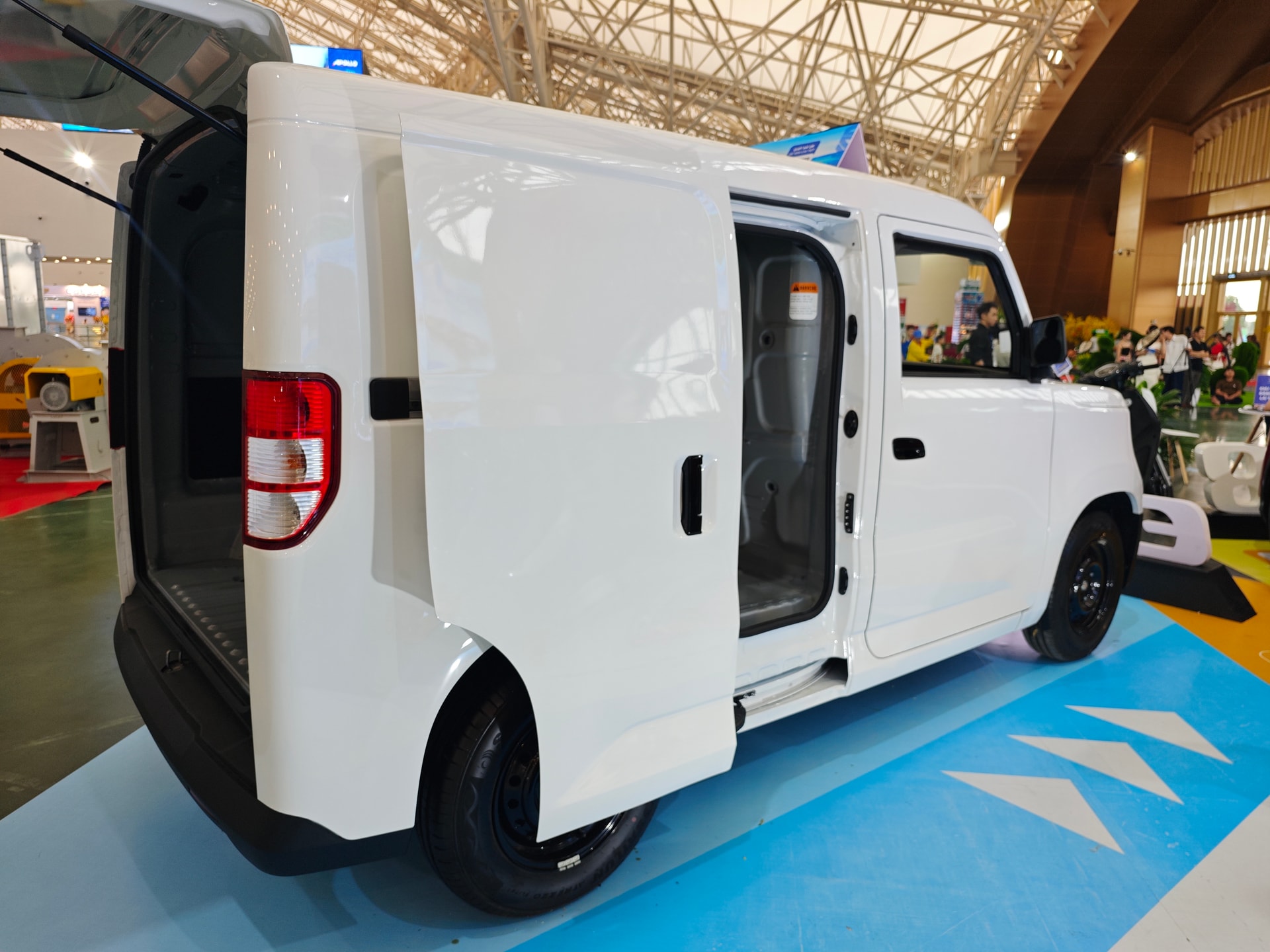 Cửa lùa bên hông là nâng cấp đáng giá, giúp việc xếp dỡ hàng hóa trở nên dễ dàng.