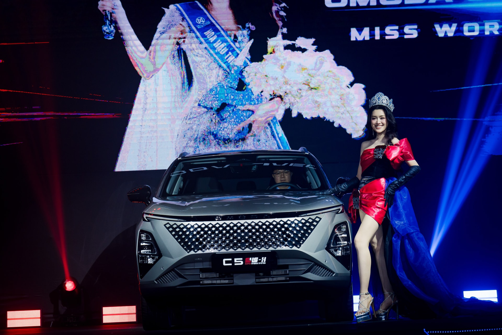 Hoa hậu Phan Phương Oanh - đại sứ thương hiệu Omoda & Jaecoo Việt Nam.