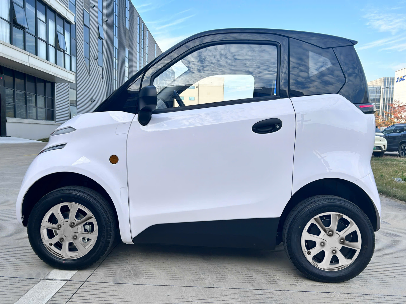 Với chiều dài chỉ hơn 2,2 m, mẫu xe này có kích thước nhỏ gọn nhất thị trường. (Ảnh: TMT Motors)