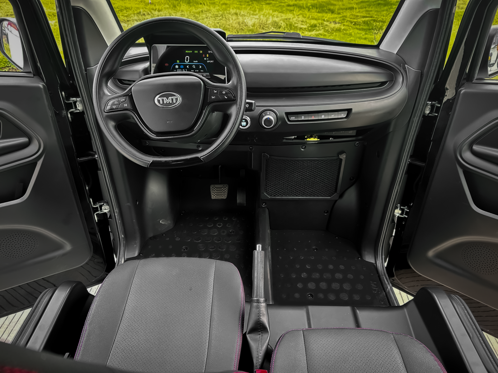 Khoang nội thất được thiết kế tối giản, tập trung vào các tiện ích cơ bản.