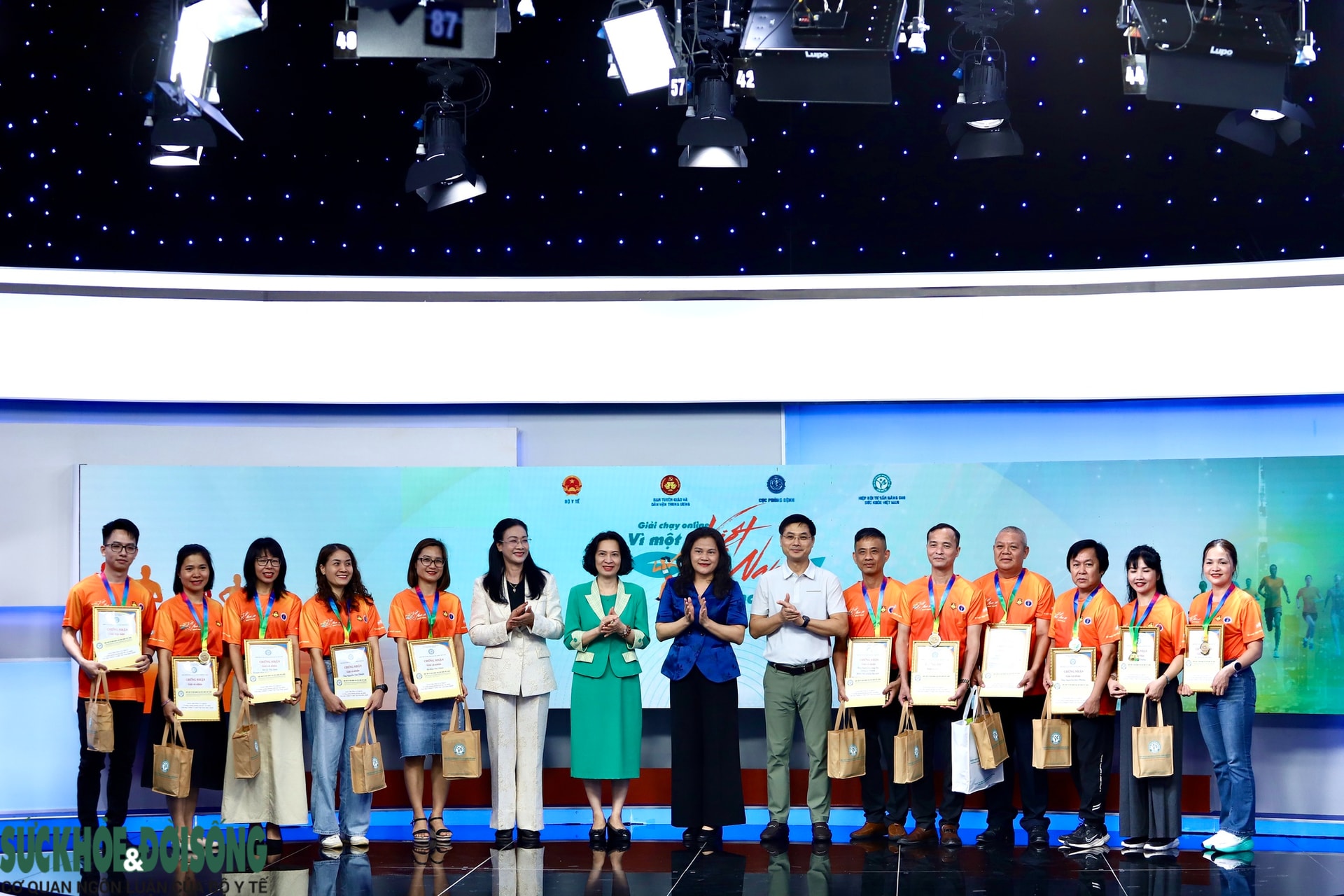 Khép lại giải chạy 'Vì một Việt Nam khỏe mạnh', ngành y tế giữ vai trò tiên phong- Ảnh 4.