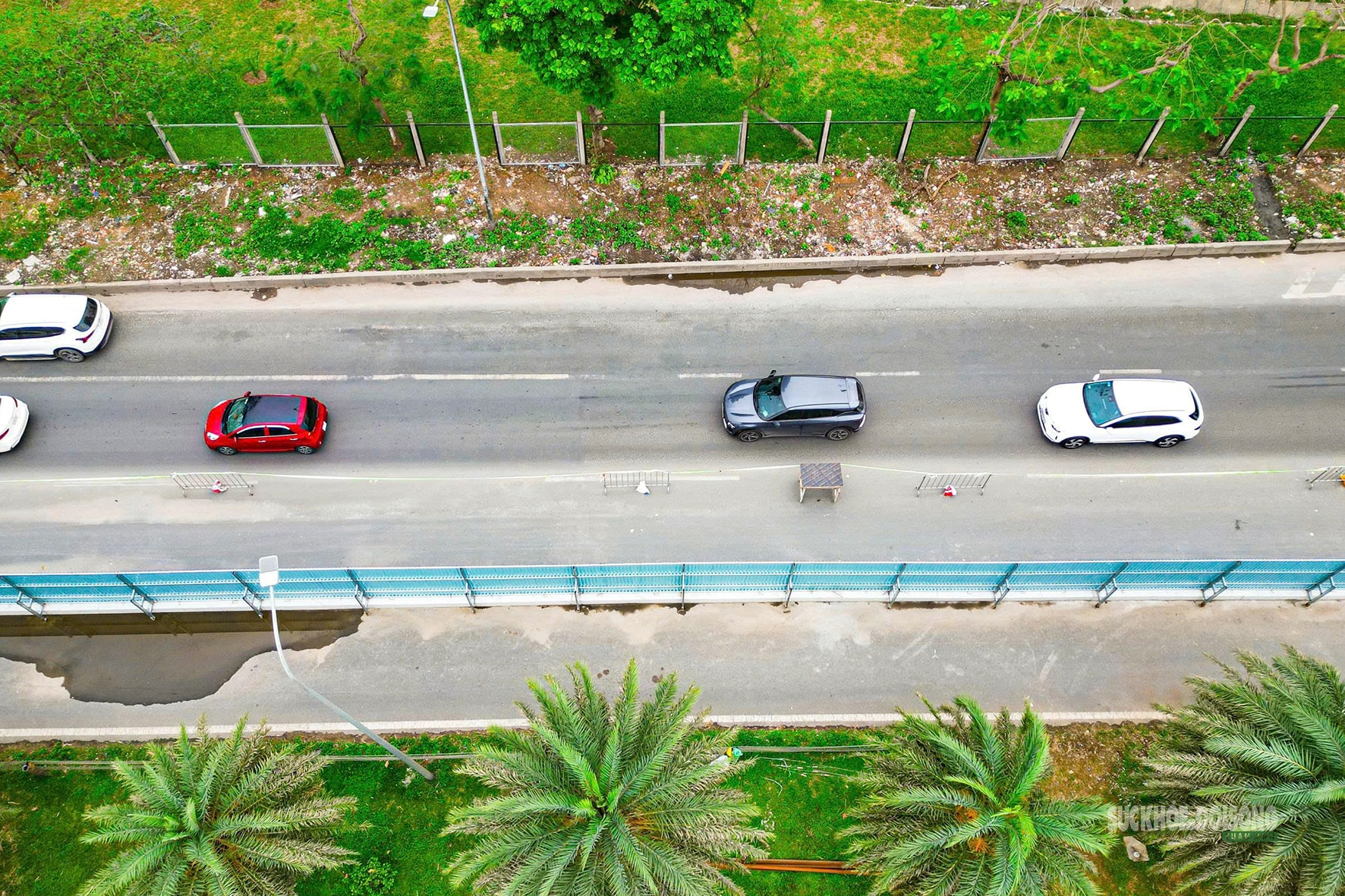 Công nhân gấp rút dựng rào chắn làm Metro số 5 trên Đại lộ Thăng Long- Ảnh 10.