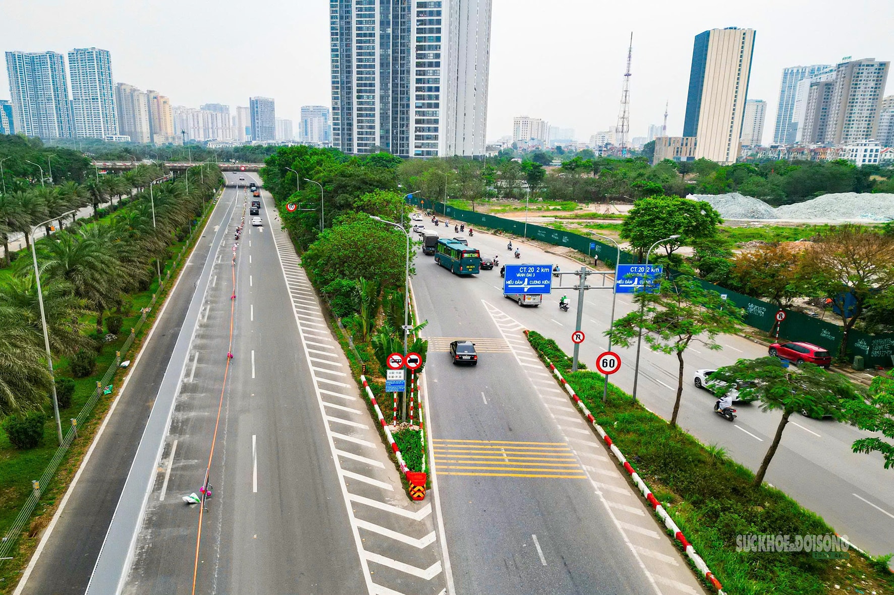 Công nhân gấp rút dựng rào chắn làm Metro số 5 trên Đại lộ Thăng Long- Ảnh 11.