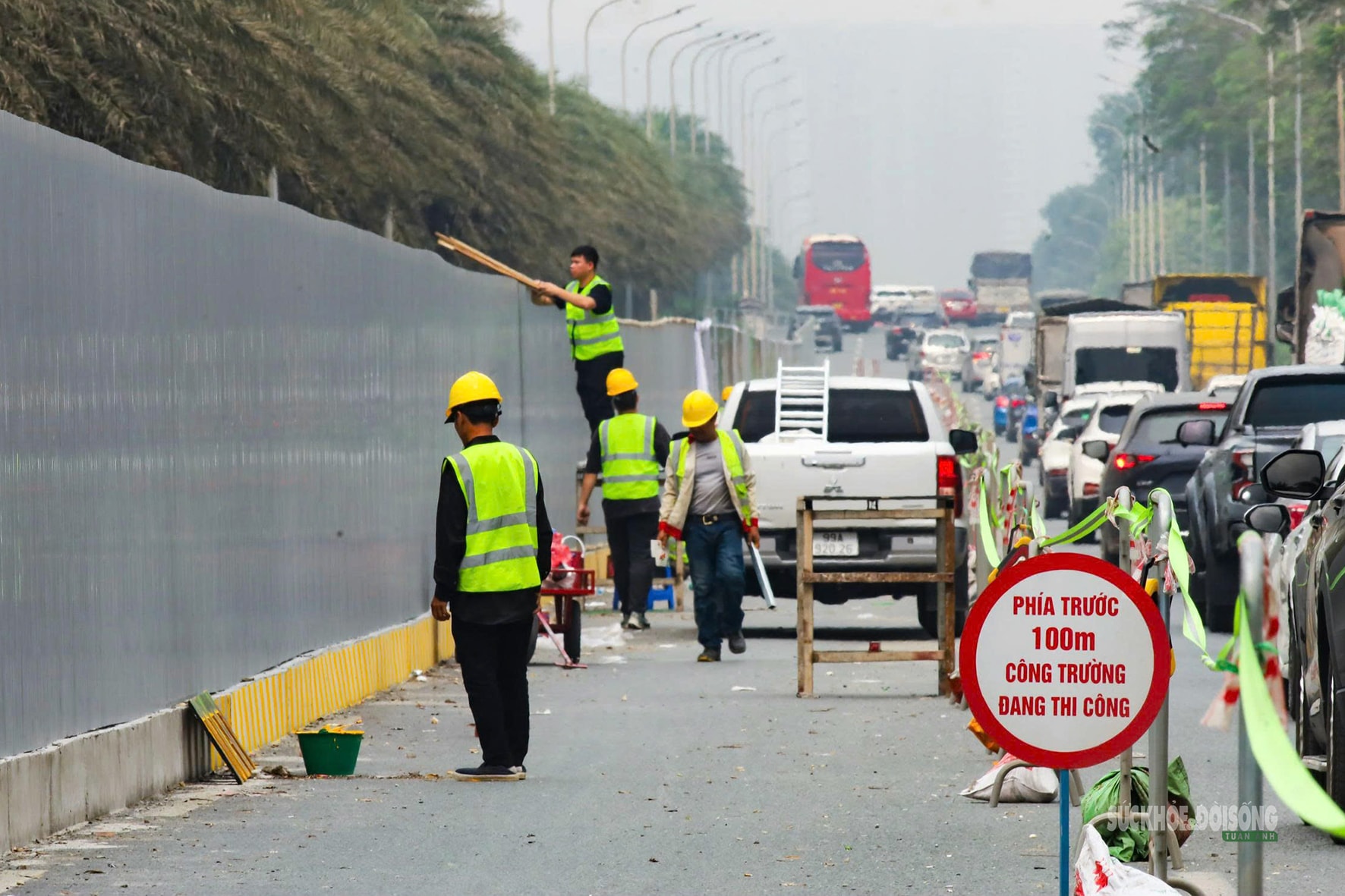 Công nhân gấp rút dựng rào chắn làm Metro số 5 trên Đại lộ Thăng Long- Ảnh 3.