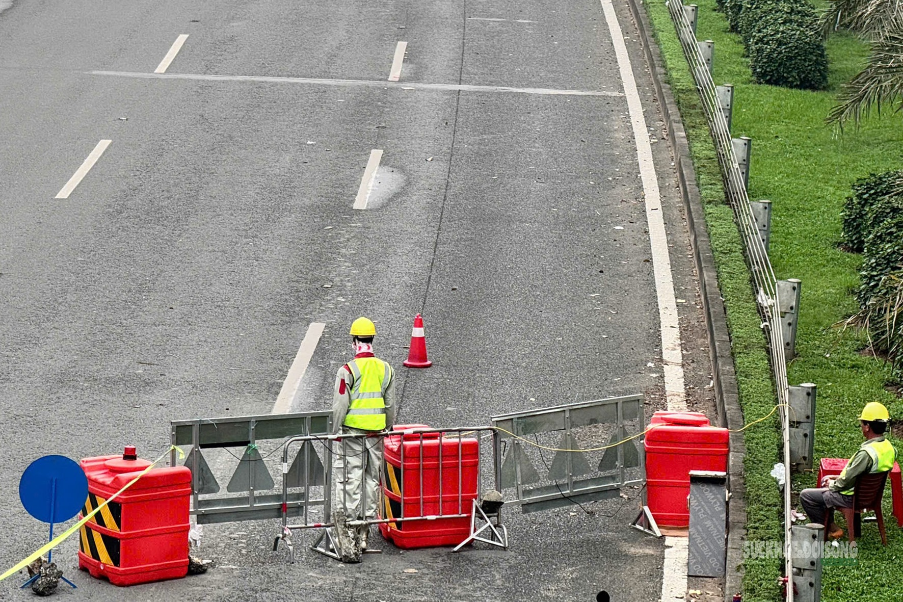 Công nhân gấp rút dựng rào chắn làm Metro số 5 trên Đại lộ Thăng Long- Ảnh 8.