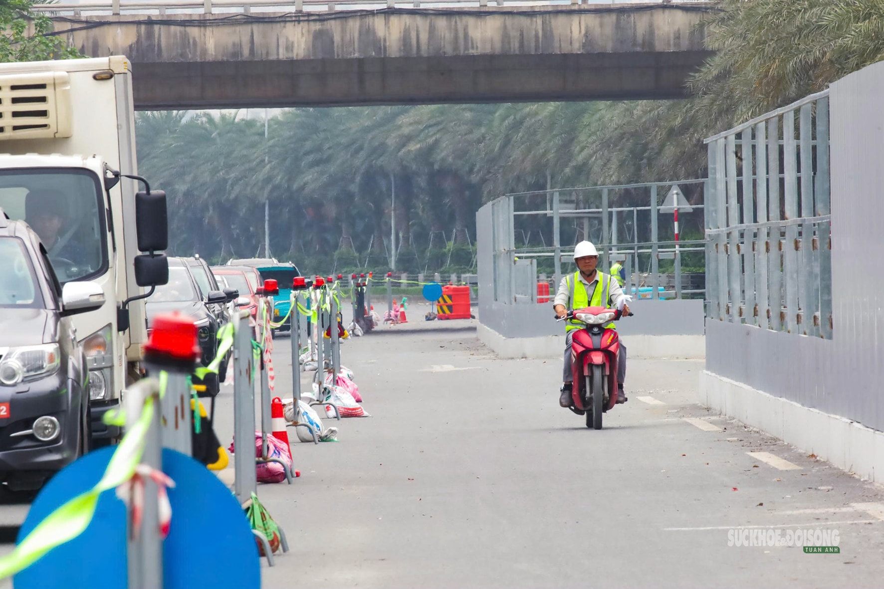 Công nhân gấp rút dựng rào chắn làm Metro số 5 trên Đại lộ Thăng Long- Ảnh 7.
