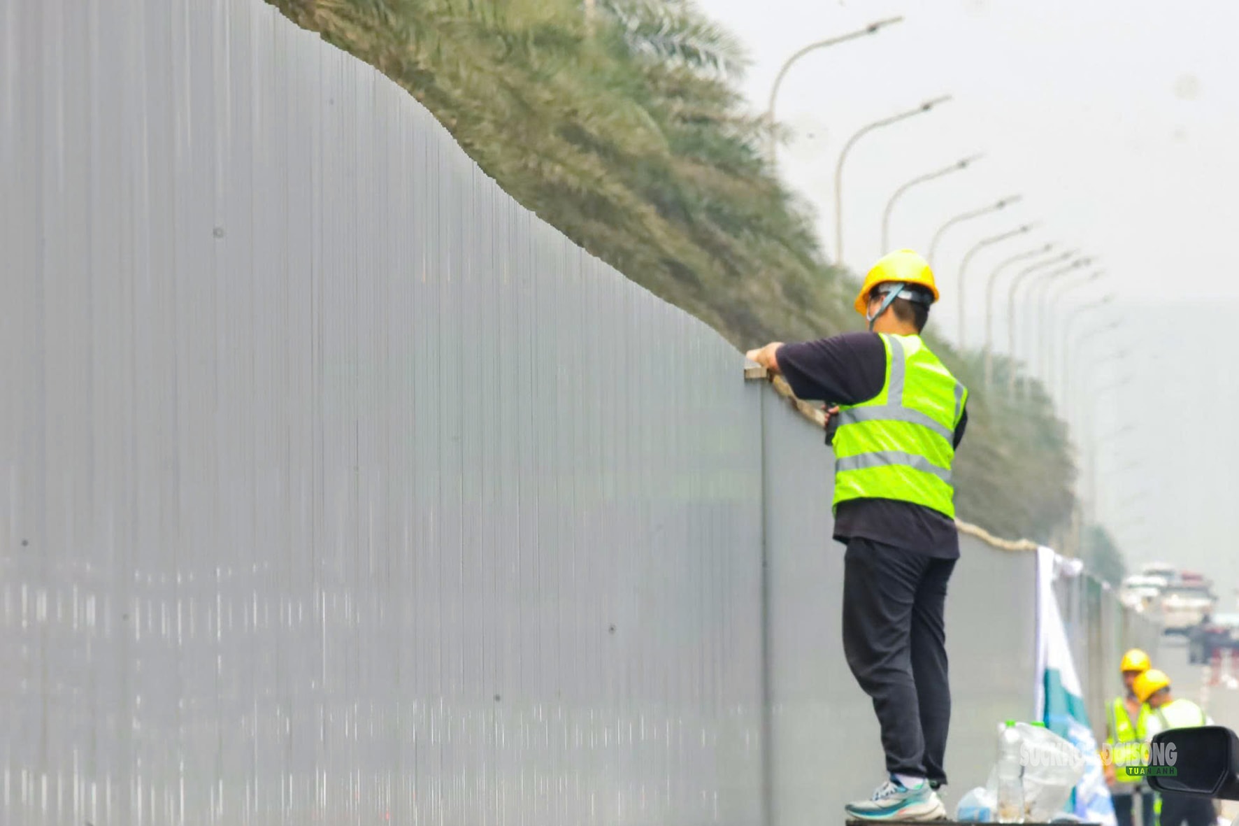 Công nhân gấp rút dựng rào chắn làm Metro số 5 trên Đại lộ Thăng Long- Ảnh 4.