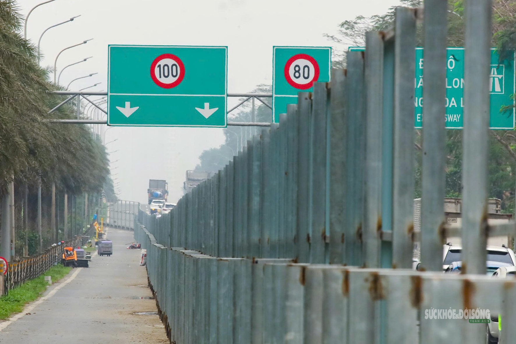 Công nhân gấp rút dựng rào chắn làm Metro số 5 trên Đại lộ Thăng Long- Ảnh 9.