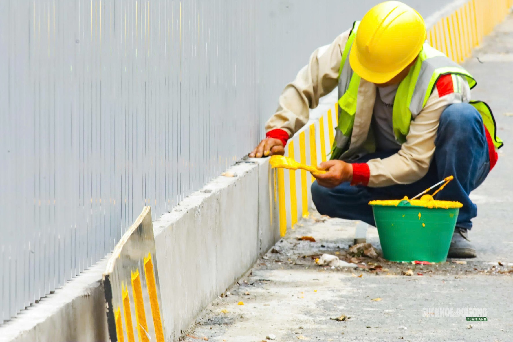 Công nhân gấp rút dựng rào chắn làm Metro số 5 trên Đại lộ Thăng Long- Ảnh 6.