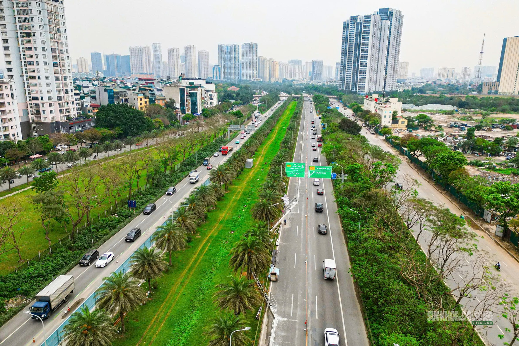Công nhân gấp rút dựng rào chắn làm Metro số 5 trên Đại lộ Thăng Long- Ảnh 1.