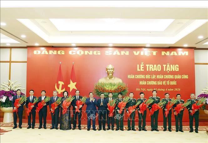 Lễ trao tặng huân chương cao quý cho lãnh đạo Đảng, Nhà nước- Ảnh 4.