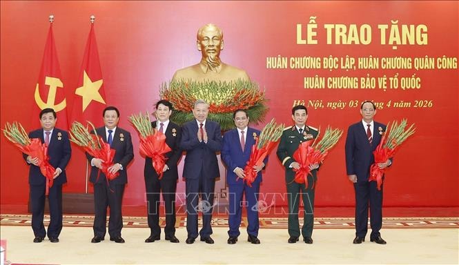 Lễ trao tặng huân chương cao quý cho lãnh đạo Đảng, Nhà nước- Ảnh 2.