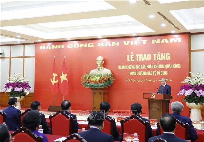 Lễ trao tặng huân chương cao quý cho lãnh đạo Đảng, Nhà nước- Ảnh 5.