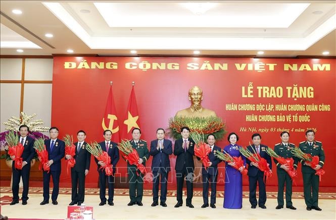 Lễ trao tặng huân chương cao quý cho lãnh đạo Đảng, Nhà nước- Ảnh 3.