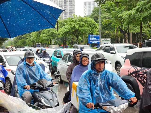 Miền Bắc mưa dông, miền Trung nắng nóng gay gắt- Ảnh 1.
