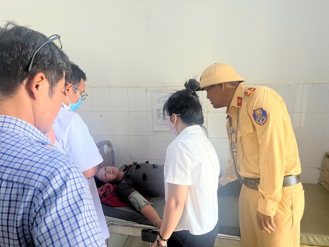 Công an Lâm Đồng liên tiếp ứng cứu người dân gặp nạn trên đường qua cơn nguy kịch- Ảnh 2.