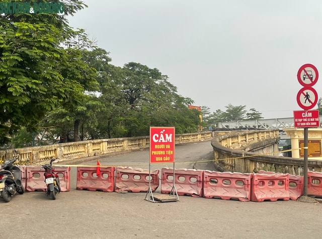 Đi sớm vẫn tắc đường, nhịp sống người Hà Nội xáo trộn vì cấm cầu Long Biên - Ảnh 1.