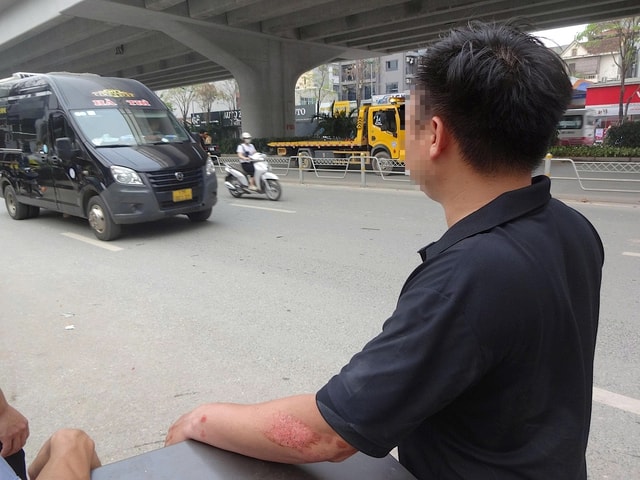 Ô tô đâm văng dải phân cách khiến 2 người  bị thương, tài xế rời hiện trường- Ảnh 4.