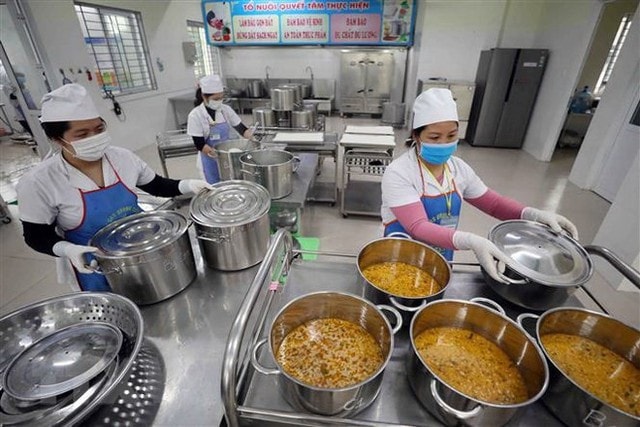 GS Nguyễn Anh Trí: Thực phẩm bẩn không được phép 'lọt cửa' vào trường học- Ảnh 2.