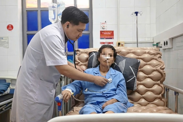 Nữ bệnh nhân ngộ độc thuốc, viêm phổi do vi khuẩn đa kháng được cứu sống tại TTYT miền núi- Ảnh 2.