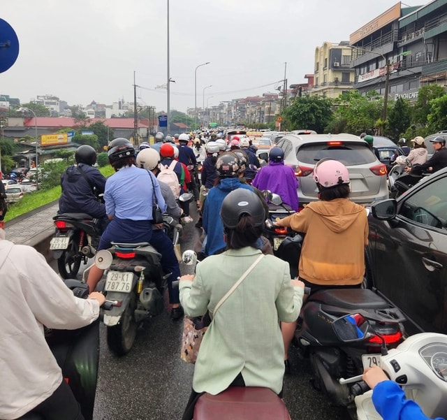 Đi sớm vẫn tắc đường, nhịp sống người Hà Nội xáo trộn vì cấm cầu Long Biên - Ảnh 3.