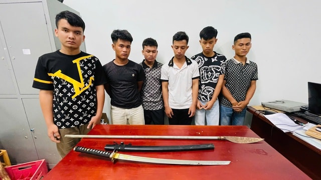 Tạm giữ hình sự nhóm thanh niên đi chém người trong đêm ở Đắk Lắk- Ảnh 1. Tạm giữ hình sự nhóm thanh niên đi chém người trong đêm ở Đắk Lắk- Ảnh 1.