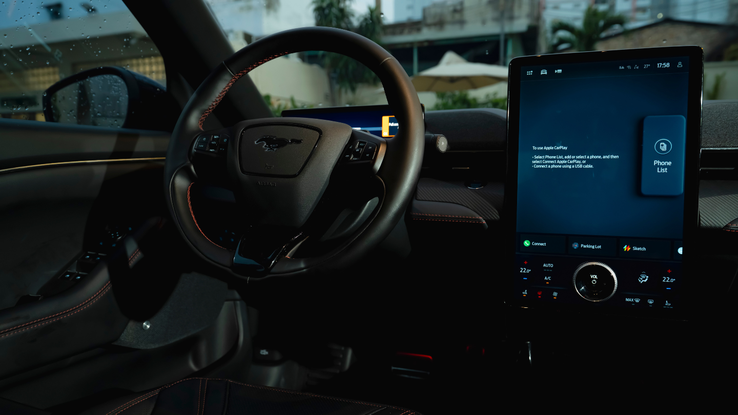 Không gian nội thất của Mustang Mach-E với màn hình trung tâm cỡ lớn.