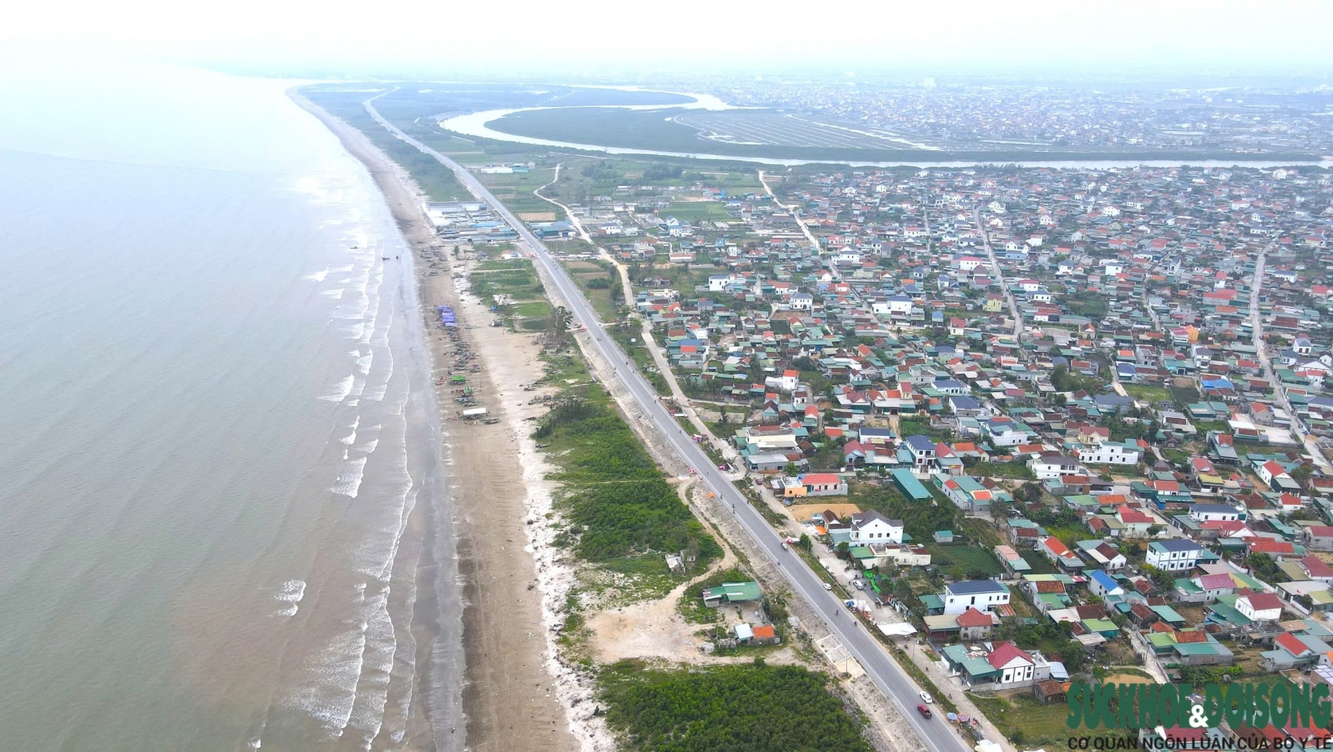 Cận cảnh tuyến đường ven biển gần 5.000 tỷ đồng ở Nghệ An sắp 'về đích'- Ảnh 1.