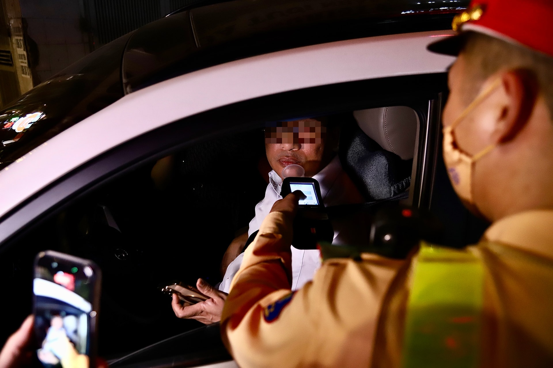 Hà Nội: Hơn 1 giờ kiểm tra phát hiện hàng loạt tài xế vi phạm nồng độ cồn- Ảnh 5. Hà Nội: Hơn 1 giờ kiểm tra phát hiện hàng loạt tài xế vi phạm nồng độ cồn- Ảnh 5.