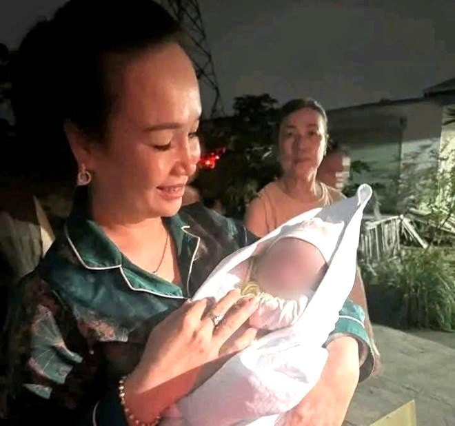 Xót xa bé trai sơ sinh bị bỏ rơi trước cửa nhà dân lúc rạng sáng và 'lời nhắn' nhờ nuôi giúp- Ảnh 1.