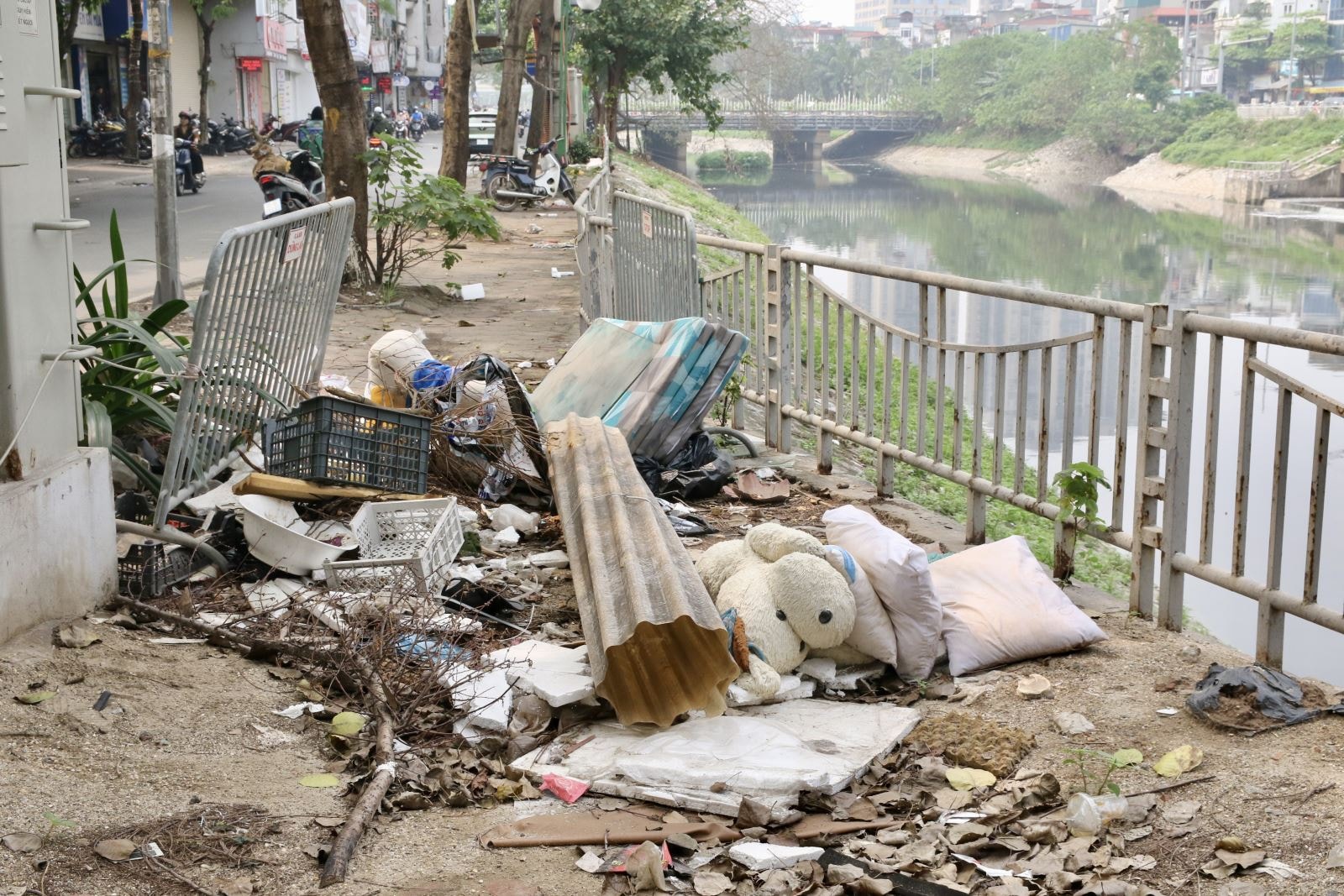 Tình trạng rác thải tái diễn trên sông Tô Lịch sau gần một năm cải tạo- Ảnh 3.