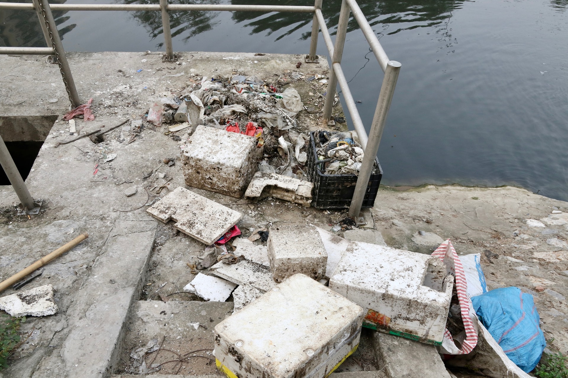 Tình trạng rác thải tái diễn trên sông Tô Lịch sau gần một năm cải tạo- Ảnh 4.