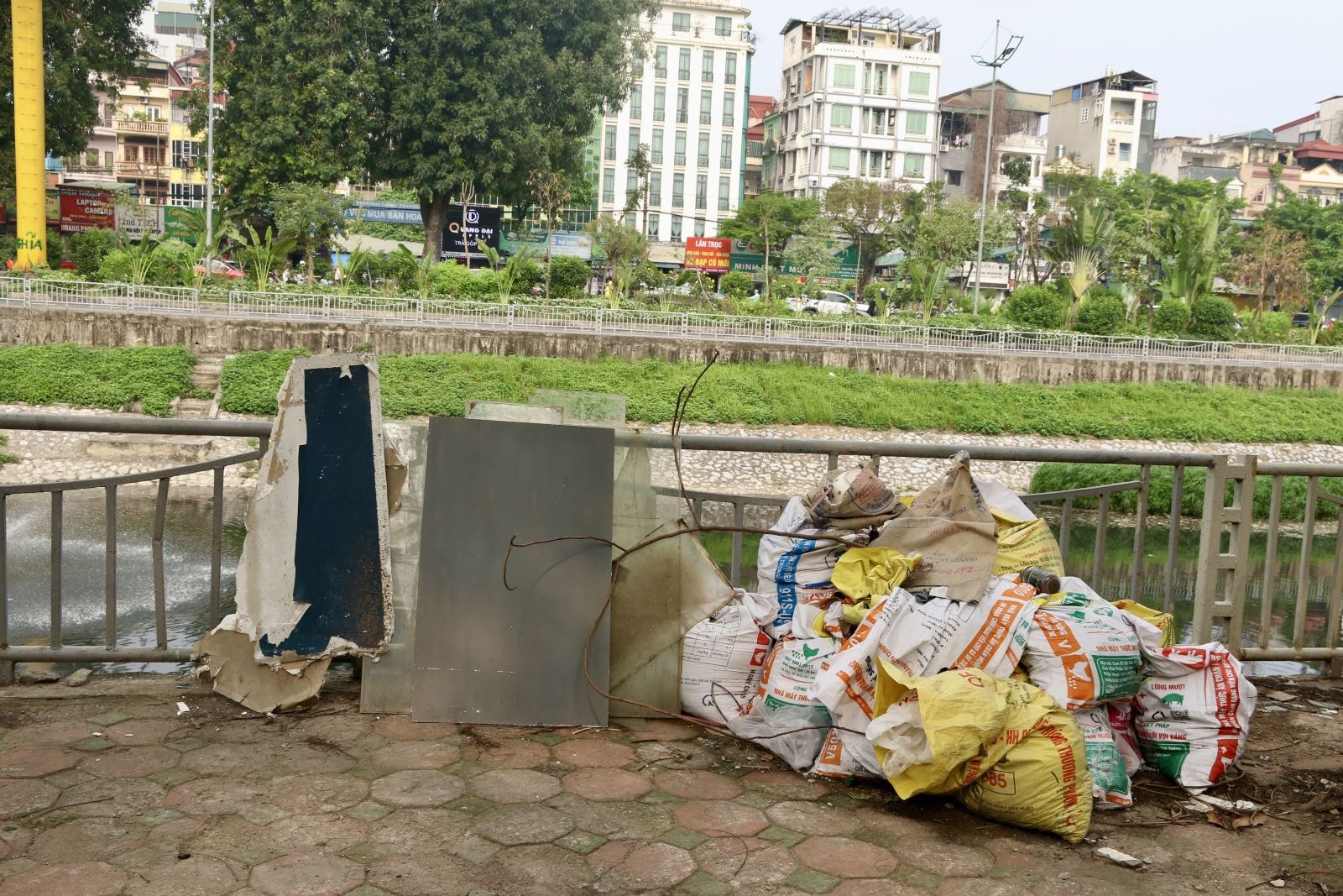 Tình trạng rác thải tái diễn trên sông Tô Lịch sau gần một năm cải tạo- Ảnh 6.