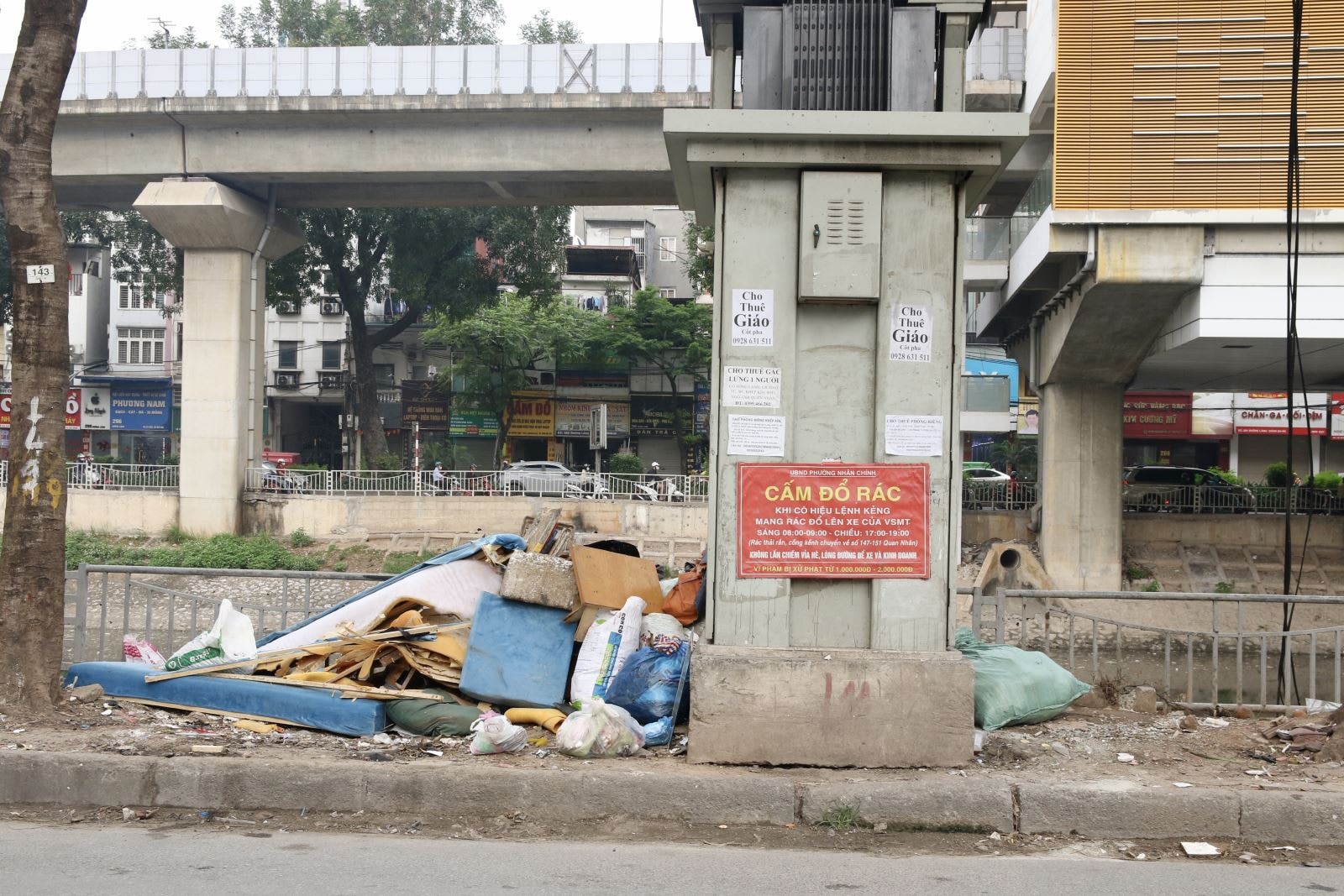 Tình trạng rác thải tái diễn trên sông Tô Lịch sau gần một năm cải tạo- Ảnh 8.