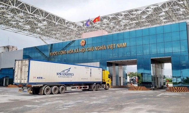 Tín hiệu tích cực từ thông quan cuối tuần tại cửa khẩu quốc tế Móng Cái- Ảnh 1. Tín hiệu tích cực từ thông quan cuối tuần tại cửa khẩu quốc tế Móng Cái- Ảnh 1.