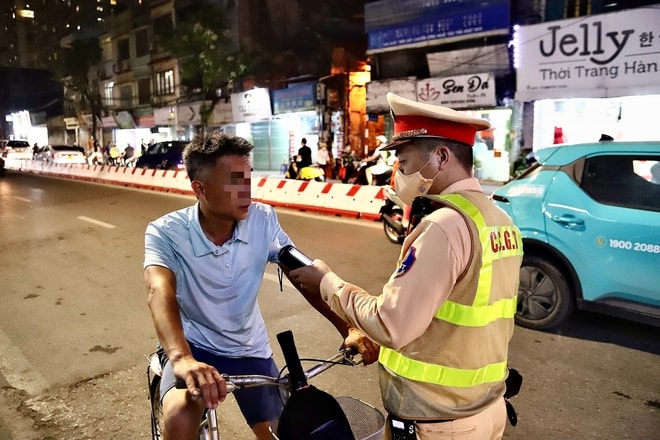 Hà Nội: Hơn 1 giờ kiểm tra phát hiện hàng loạt tài xế vi phạm nồng độ cồn- Ảnh 3. Hà Nội: Hơn 1 giờ kiểm tra phát hiện hàng loạt tài xế vi phạm nồng độ cồn- Ảnh 3.