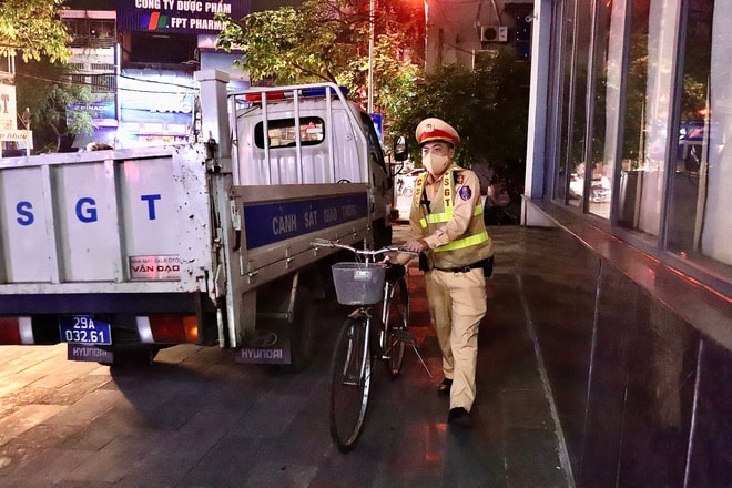 Hà Nội: Hơn 1 giờ kiểm tra phát hiện hàng loạt tài xế vi phạm nồng độ cồn- Ảnh 4. Hà Nội: Hơn 1 giờ kiểm tra phát hiện hàng loạt tài xế vi phạm nồng độ cồn- Ảnh 4.