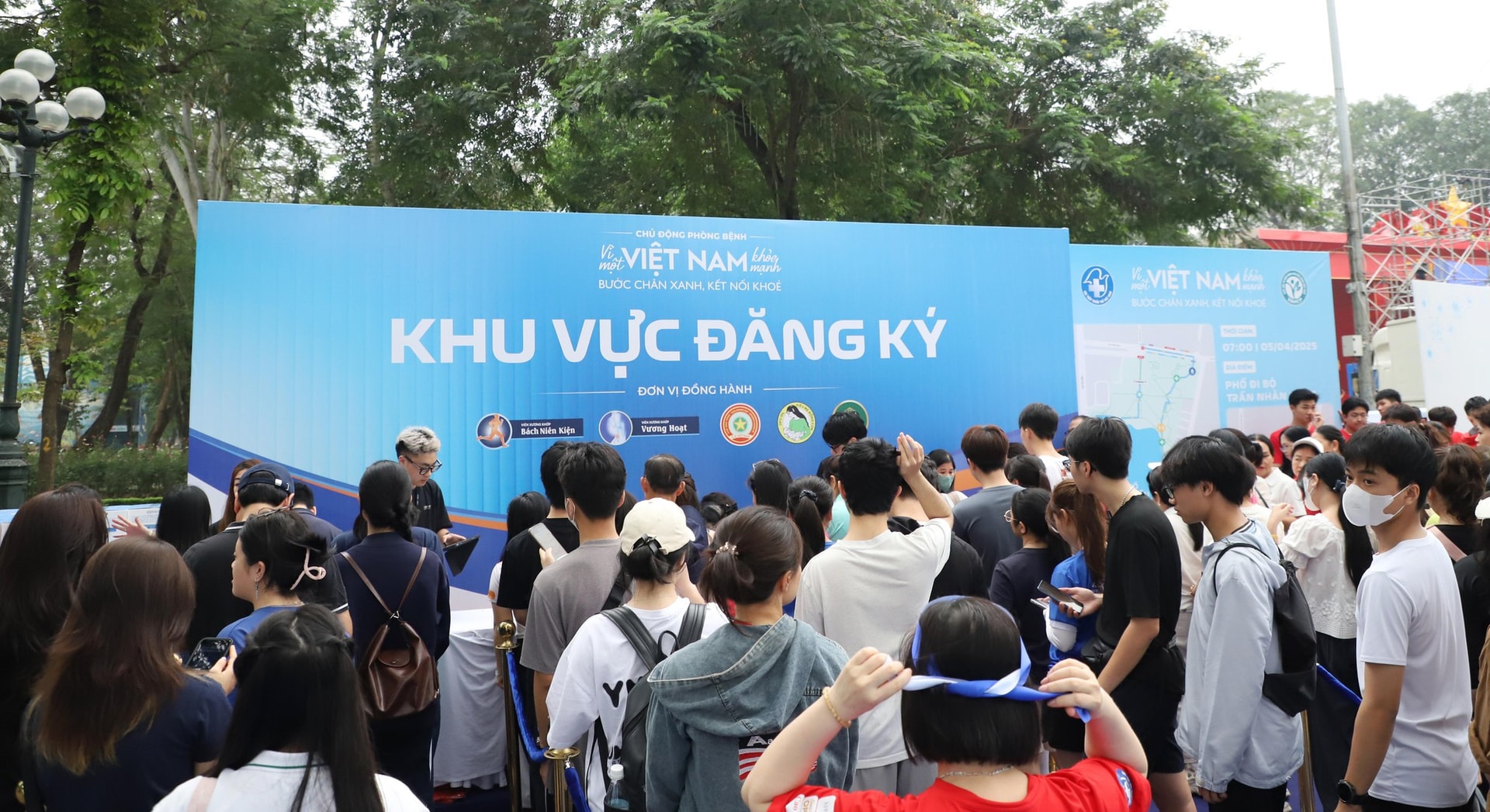 Ngày Sức khỏe toàn dân 7/4: Người dân hào hứng khám, trải nghiệm tại các gian hàng y tế- Ảnh 1. Ngày Sức khỏe toàn dân 7/4: Người dân hào hứng khám, trải nghiệm tại các gian hàng y tế- Ảnh 1.