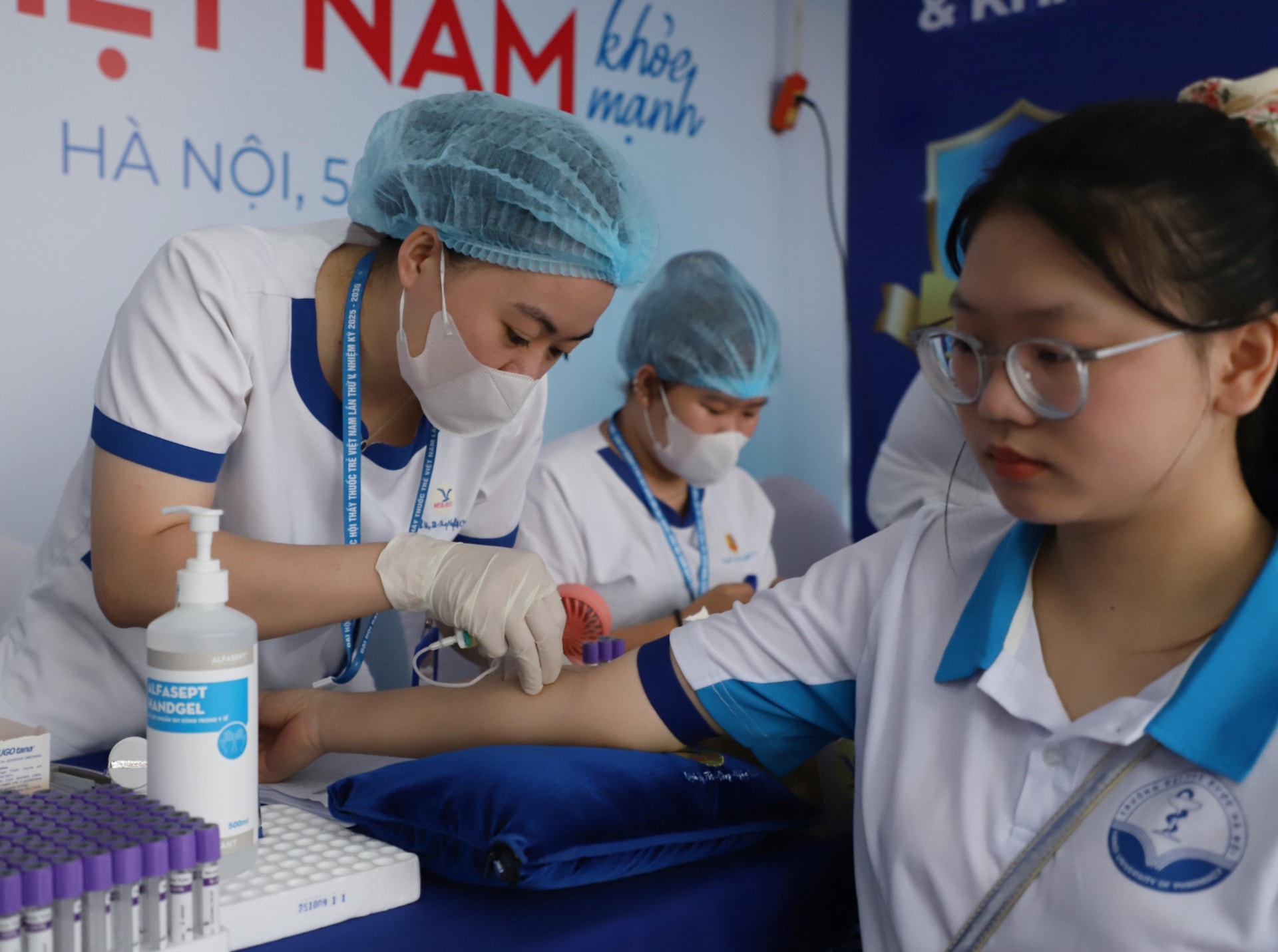 Ngày Sức khỏe toàn dân 7/4: Người dân hào hứng khám, trải nghiệm tại các gian hàng y tế- Ảnh 6. Ngày Sức khỏe toàn dân 7/4: Người dân hào hứng khám, trải nghiệm tại các gian hàng y tế- Ảnh 6.