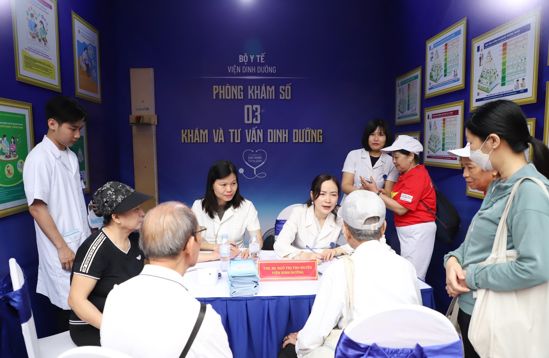 Ngày Sức khỏe toàn dân 7/4: Người dân hào hứng khám, trải nghiệm tại các gian hàng y tế- Ảnh 3. Ngày Sức khỏe toàn dân 7/4: Người dân hào hứng khám, trải nghiệm tại các gian hàng y tế- Ảnh 3.