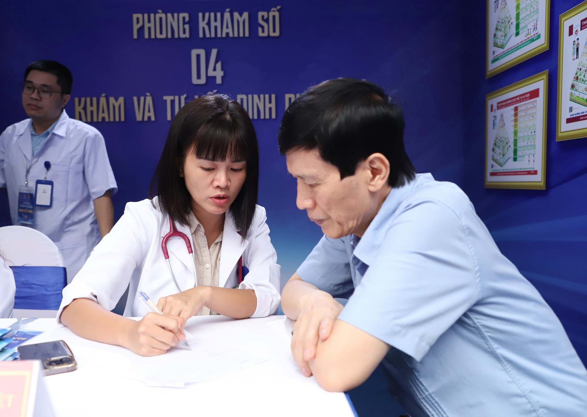 Ngày Sức khỏe toàn dân 7/4: Người dân hào hứng khám, trải nghiệm tại các gian hàng y tế- Ảnh 11. Ngày Sức khỏe toàn dân 7/4: Người dân hào hứng khám, trải nghiệm tại các gian hàng y tế- Ảnh 11.